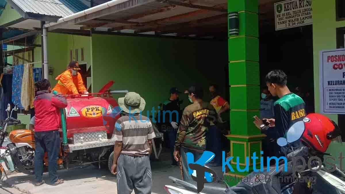 Warga RT 50 Teluk Lingga Bekerjasama Dengan GP Ansor, Melakukan Penyemprotan Desinfektan Guna Pencegahan Covid-19 kutim post Warga RT 50 Teluk Lingga Bekerjasama Dengan GP Ansor, Melakukan Penyemprotan Desinfektan Guna Pencegahan Covid-19 kutim post