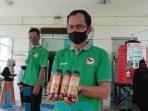 Poktan TRS Serahkan 70 Botol Madu Kelulut Untuk Tenaga Kesehatan dan Pasien Corona di Kutim Poktan TRS Serahkan 70 Botol Madu Kelulut Untuk Tenaga Kesehatan dan Pasien Corona di Kutim