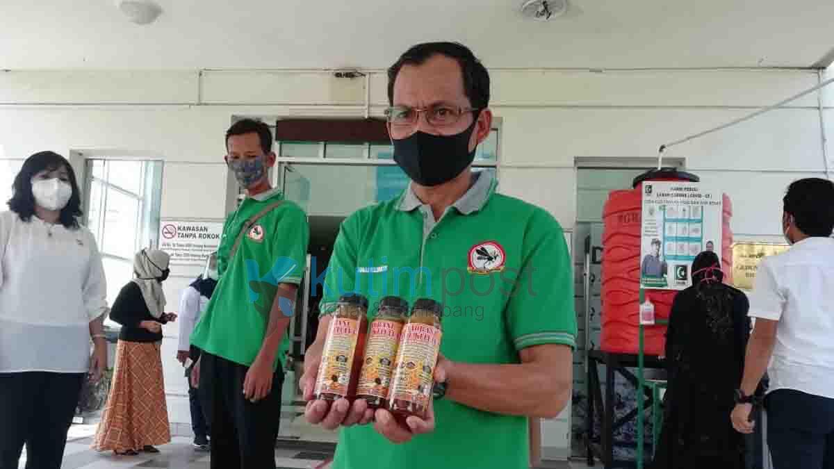 Poktan TRS Serahkan 70 Botol Madu Kelulut Untuk Tenaga Kesehatan dan Pasien Corona di Kutim