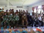 Plt Bupati Kutim dan penyuluh PPPL Kecamatan Kongbeng Plt Bupati Kutim dan penyuluh PPPL Kecamatan Kongbeng