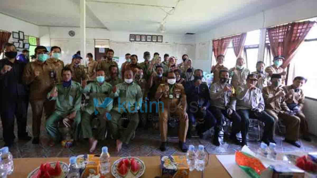 Plt Bupati Kutim dan penyuluh PPPL Kecamatan Kongbeng Plt Bupati Kutim dan penyuluh PPPL Kecamatan Kongbeng