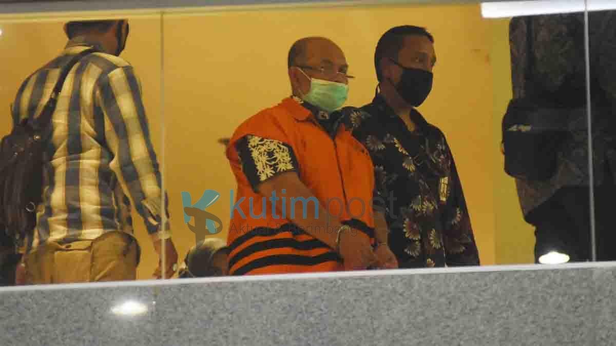 Tersangka Pemberi Suap Bupati Kutim Diserahkan KPK Kepada JPU Tersangka Pemberi Suap Bupati Kutim Diserahkan KPK Kepada JPU