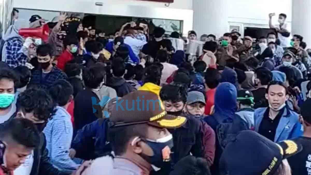 Mahasiswa Kutim Adakan Aksi Unjuk Rasa, Menolak Omnibus Law di Gedung DPRD Mahasiswa Kutim Adakan Aksi Unjuk Rasa, Menolak Omnibus Law di Gedung DPRD