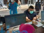 Hepni Armansyah Ikut Vaksin Bersama Masyarakat di Pasar Induk Sangatta Hepni Armansyah Ikut Vaksin Bersama Masyarakat di Pasar Induk Sangatta