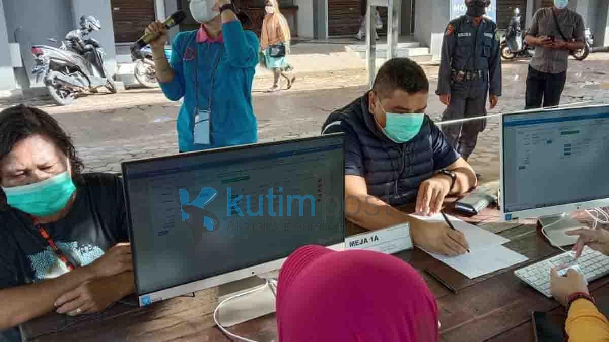 Hepni Armansyah Ikut Vaksin Bersama Masyarakat di Pasar Induk Sangatta