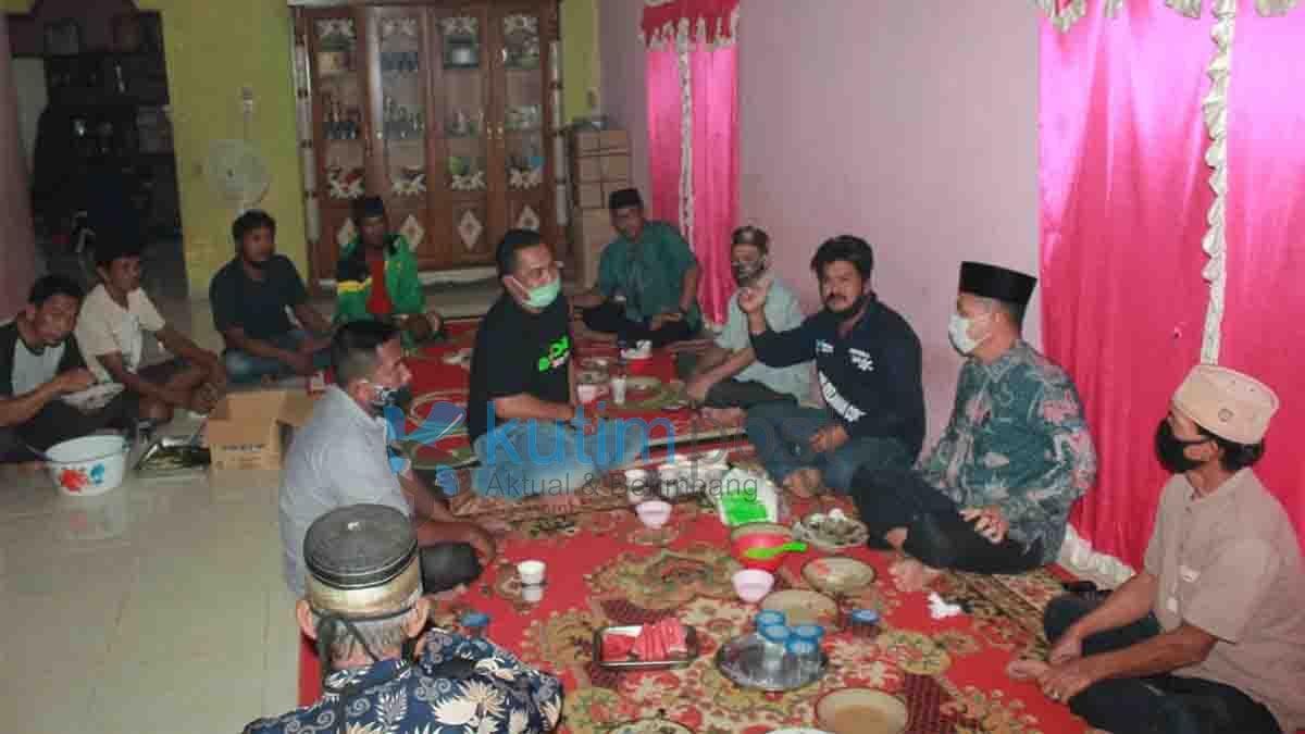 Warga Desa Teluk Pandan Warga Desa Teluk Pandan