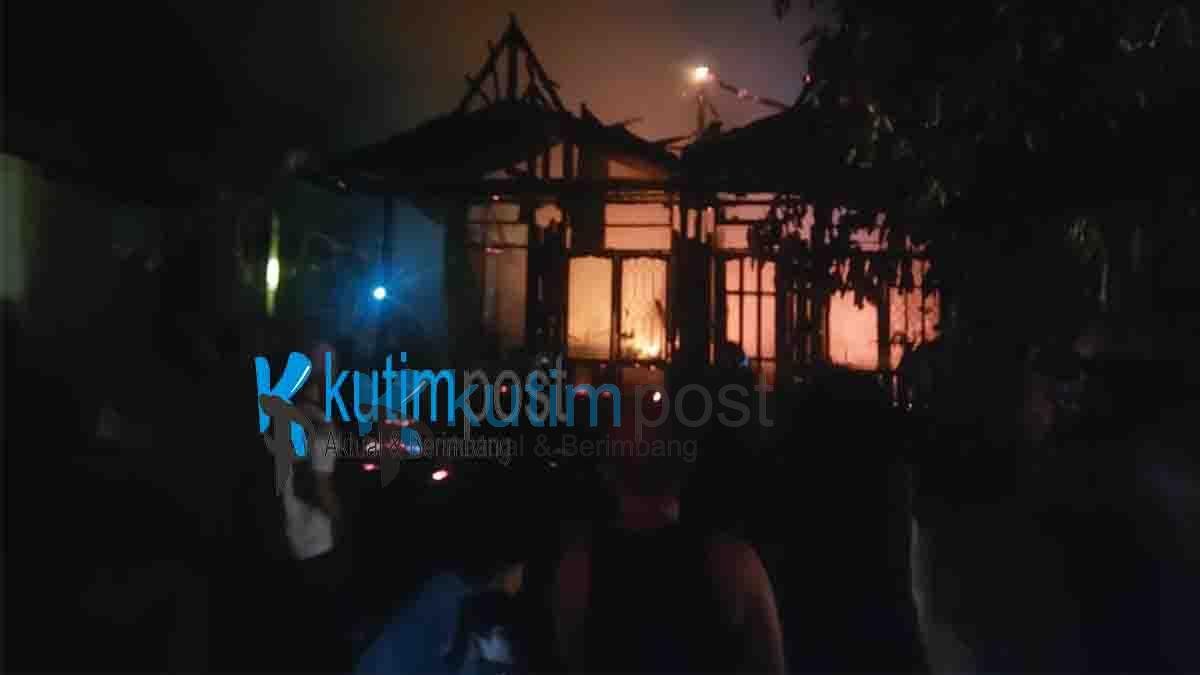 Amukan Si Jago Merah 1 Rumah Dan 2 Motor Ludes Terbakar Amukan Si Jago Merah 1 Rumah Dan 2 Motor Ludes Terbakar