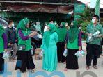 Fitriyani Berbagi Takjil di Depan DPC PPP Fitriyani Berbagi Takjil di Depan DPC PPP