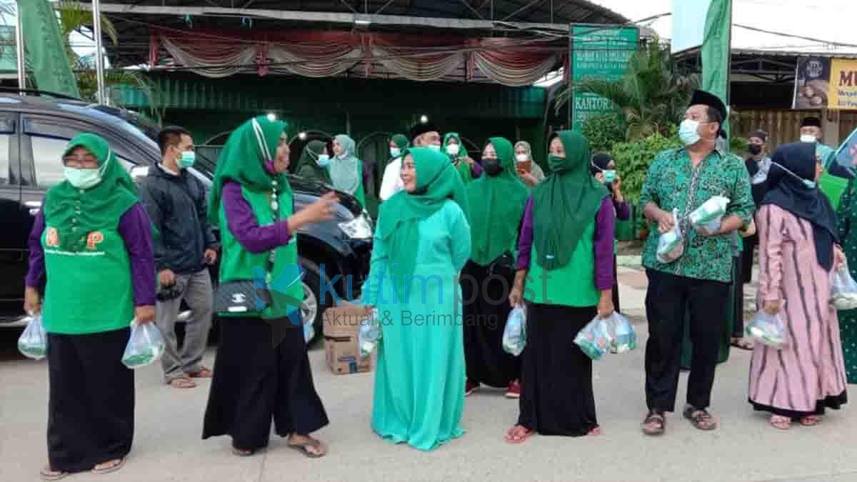 Fitriyani Berbagi Takjil di Depan DPC PPP Fitriyani Berbagi Takjil di Depan DPC PPP