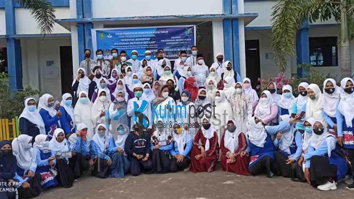 Peringati Hardiknas Dinas Pendidikan Kutim Bagikan 1050 Takjil Peringati Hardiknas Dinas Pendidikan Kutim Bagikan 1050 Takjil