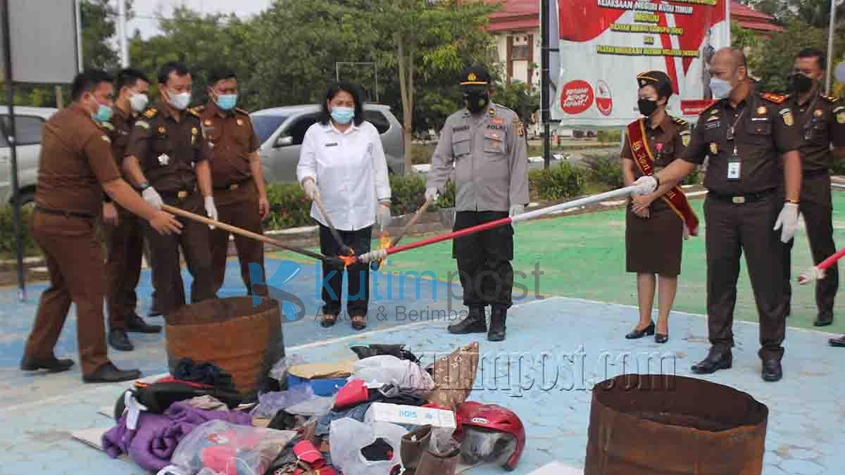 Kejari Kutim Musnahkan Barang Bukti Setelah Inkrah Kejari Kutim Musnahkan Barang Bukti Setelah Inkrah