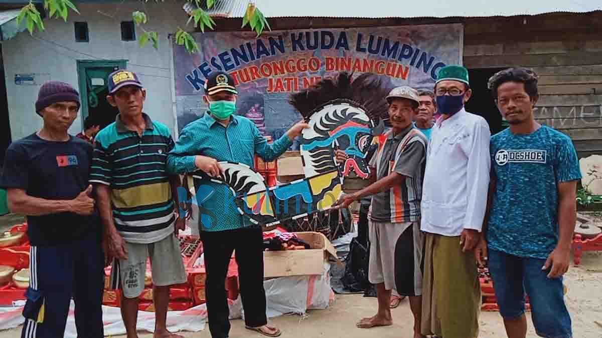 Ketua DPRD Kutim Support Alat Kesenian Kuda Lumping Ketua DPRD Kutim Support Alat Kesenian Kuda Lumping