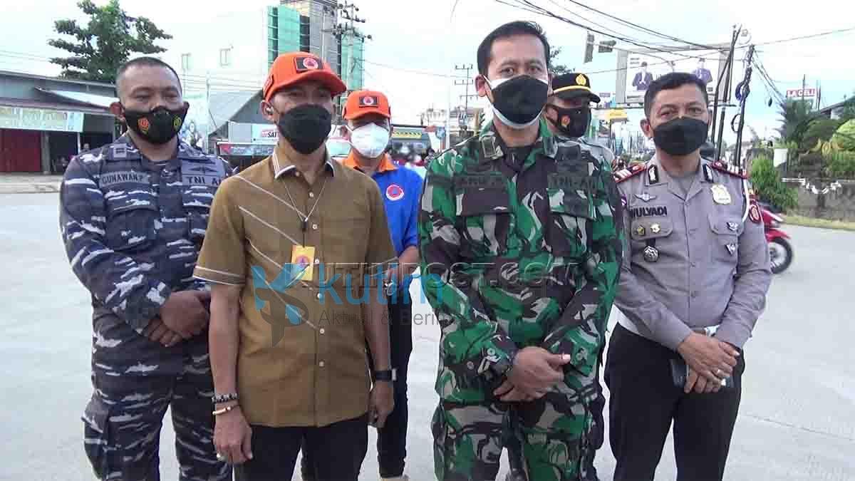 Satgas Bersama TNI-Polri Pantau Pos Penyekatan di Jl APT Pranoto Satgas Bersama TNI-Polri Pantau Pos Penyekatan di Jl APT Pranoto
