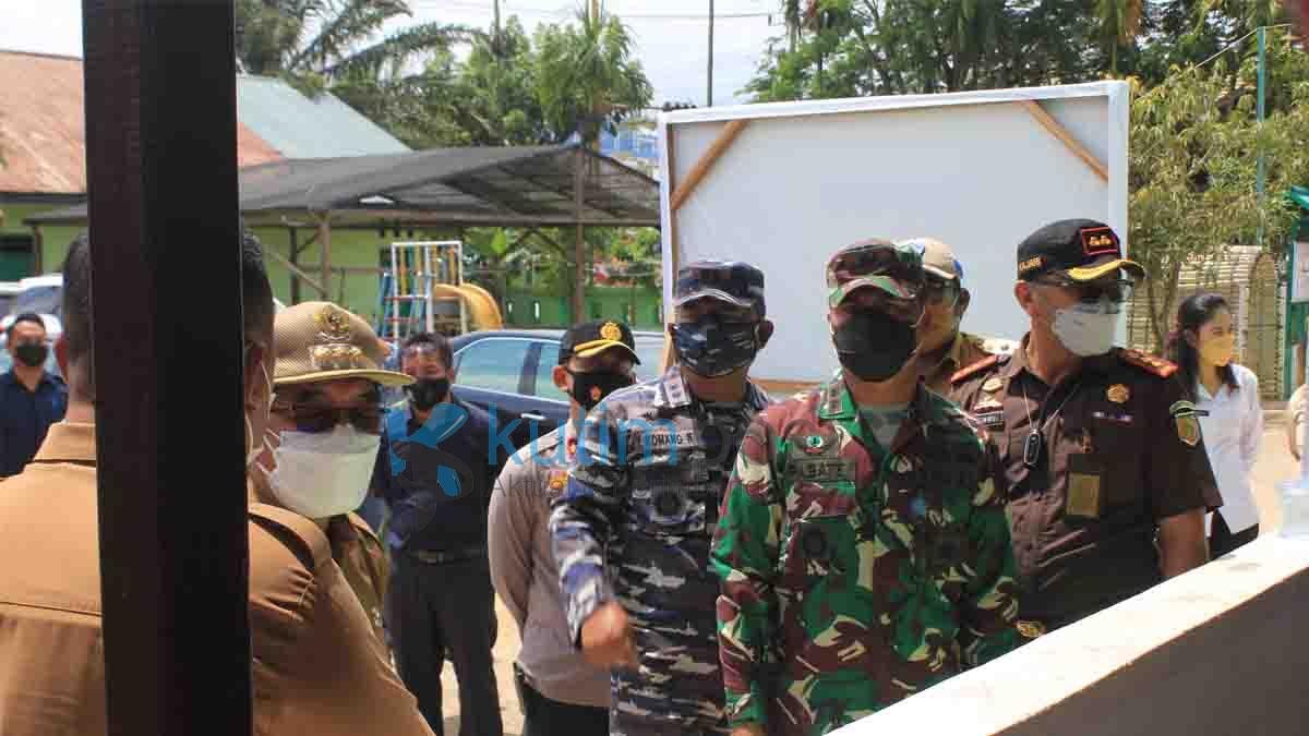 Bupati Tinjau Langsung Dapur Rakyat di Koramil 0909 Sangatta Bupati Tinjau Langsung Dapur Rakyat di Koramil 0909 Sangatta