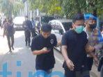 DIPERIKSA SOAL KASUS NARKOBA, PRIA BERKEMEJA HITAM INI DIDUGA MAU KABUR DARI POLDA METRO JAYA Diperiksa Soal Kasus narkoba