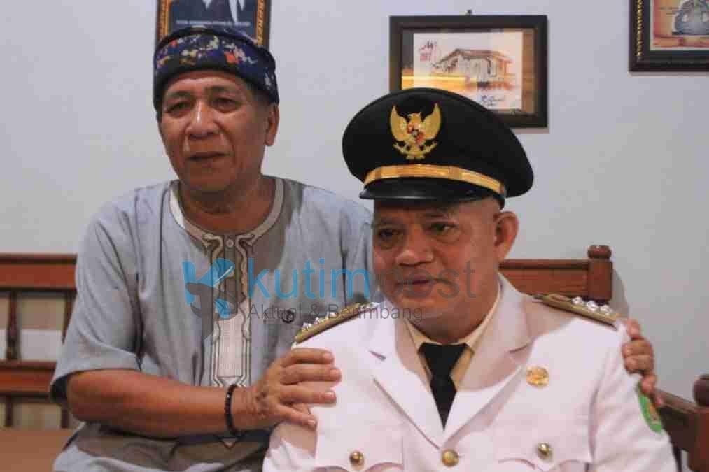 Usai Dilantik, Camat Muara Bengkal Sungkem ke Guru