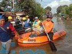 Tim Gabungan Distribusikan Air Bersih ke Korban Banjir Bengalon