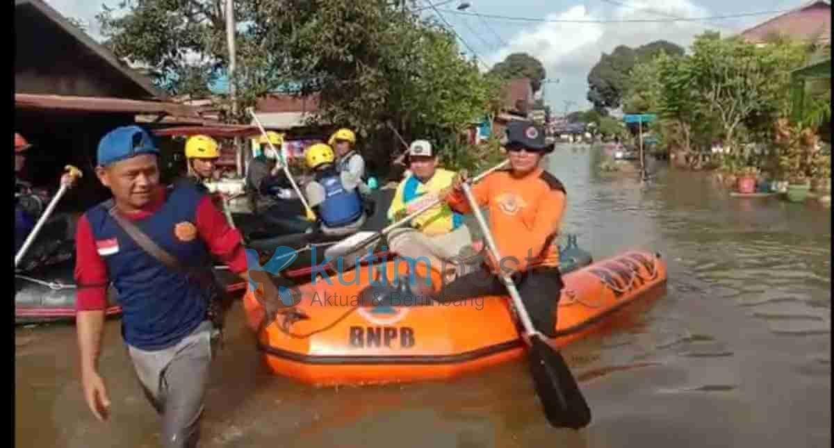 Tim Gabungan Distribusikan Air Bersih ke Korban Banjir Bengalon