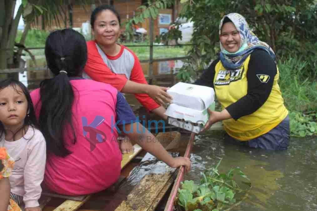 Tim Gerak P4STI Salurkan Bantuan Untuk Warga Korban Banjir Di Bengalon Tim Gerak P4STI Salurkan Bantuan Untuk Warga Korban Banjir Di Bengalon