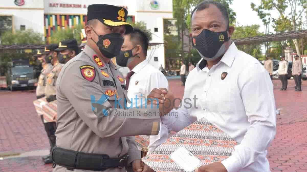 3 Kapolsek dan Beberapa Satuan di Polres Kutim Mendapat Penghargaan Percepatan Vaksin Lansia 3 Kapolsek dan Beberapa Satuan di Polres Kutim Mendapat Penghargaan Percepatan Vaksin Lansia