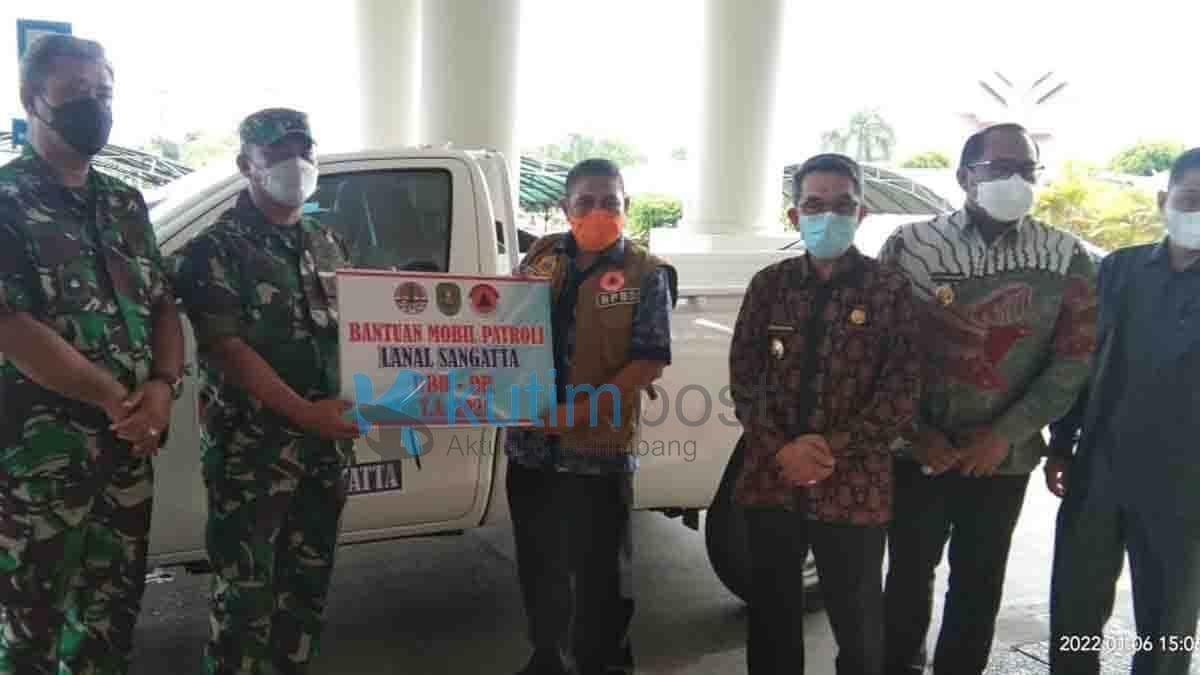 BPBD Kutim Serahkan Bantuan Mobil Patroli ke Lanal Sangatta