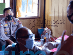Kapolres Kutim Langsung Door to Door Vaksin Lansia Kapolres Kutim Langsung Door to Door Vaksin Lansia