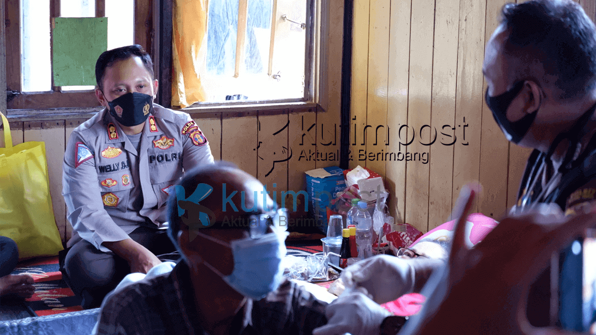 Kapolres Kutim Langsung Door to Door Vaksin Lansia Kapolres Kutim Langsung Door to Door Vaksin Lansia