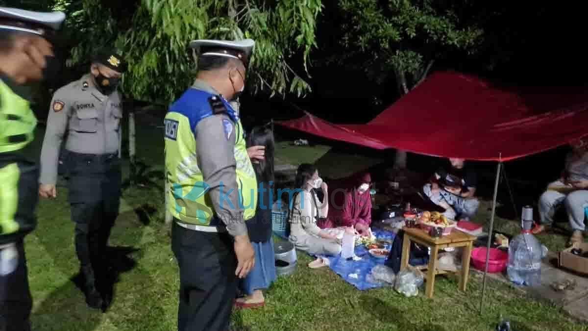 Petugas Gabungan Lakukan Operasi Yustisi di Bukit Pandang Petugas Gabungan Lakukan Operasi Yustisi di Bukit Pandang