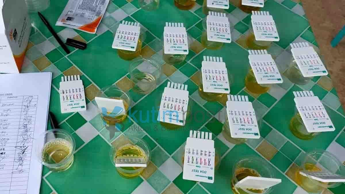 Satresnarkoba dan Satlantas Polres Kutim Lakukan Tes Urine Pengemudi Satresnarkoba dan Satlantas Polres Kutim Lakukan Tes Urine Pengemudi