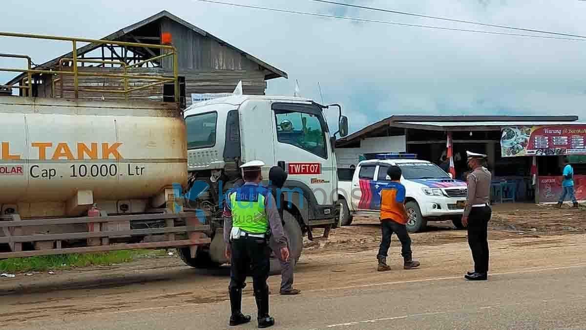Satresnarkoba dan Satlantas Polres Kutim Lakukan Tes Urine Pengemudi Satresnarkoba dan Satlantas Polres Kutim Lakukan Tes Urine Pengemudi
