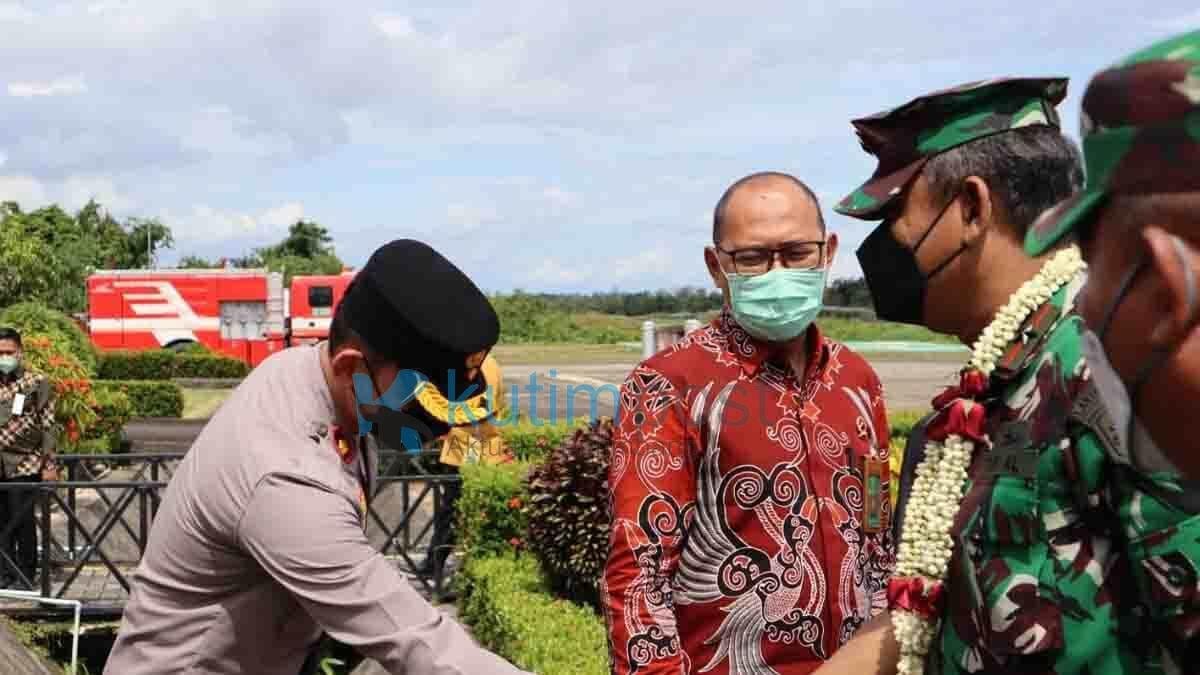Wakapolres Sambut Danlantamal XIII Tarakan Saat Berkunjung ke Pemkab Kutim Wakapolres Sambut Danlantamal XIII Tarakan Saat Berkunjung ke Pemkab Kutim