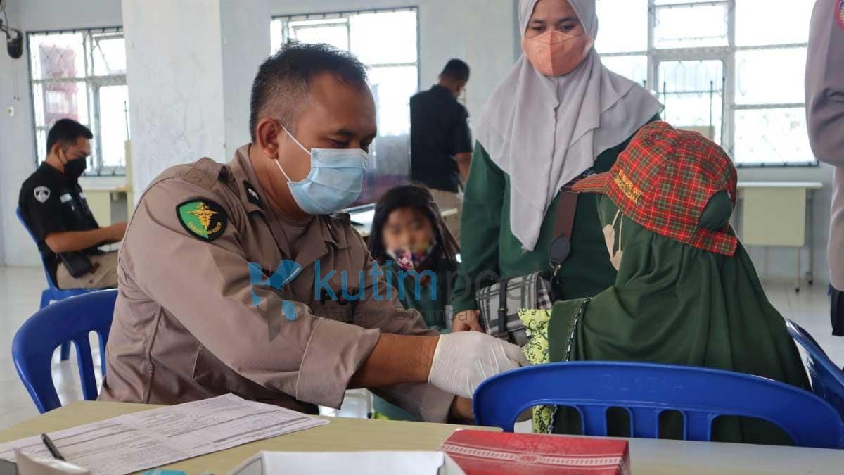 AKBP Welly Djatmoko Tinjau Langsung Vaksin di SDN 007 Sangatta Utara AKBP Welly Djatmoko Tinjau Langsung Vaksin di SDN 007 Sangatta Utara