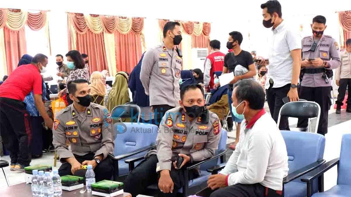 Kapolres Kutim Kunjungi Vaksinasi Booster di BPU Sangatta Utara Kapolres Kutim Kunjungi Vaksinasi Booster di BPU Sangatta Utara