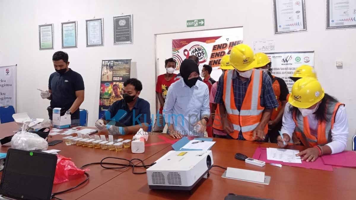 Satresnarkoba Polres Kutim Bersama PT Waskita Lakukan Tes Urine Waskita Lakukan Tes Urine