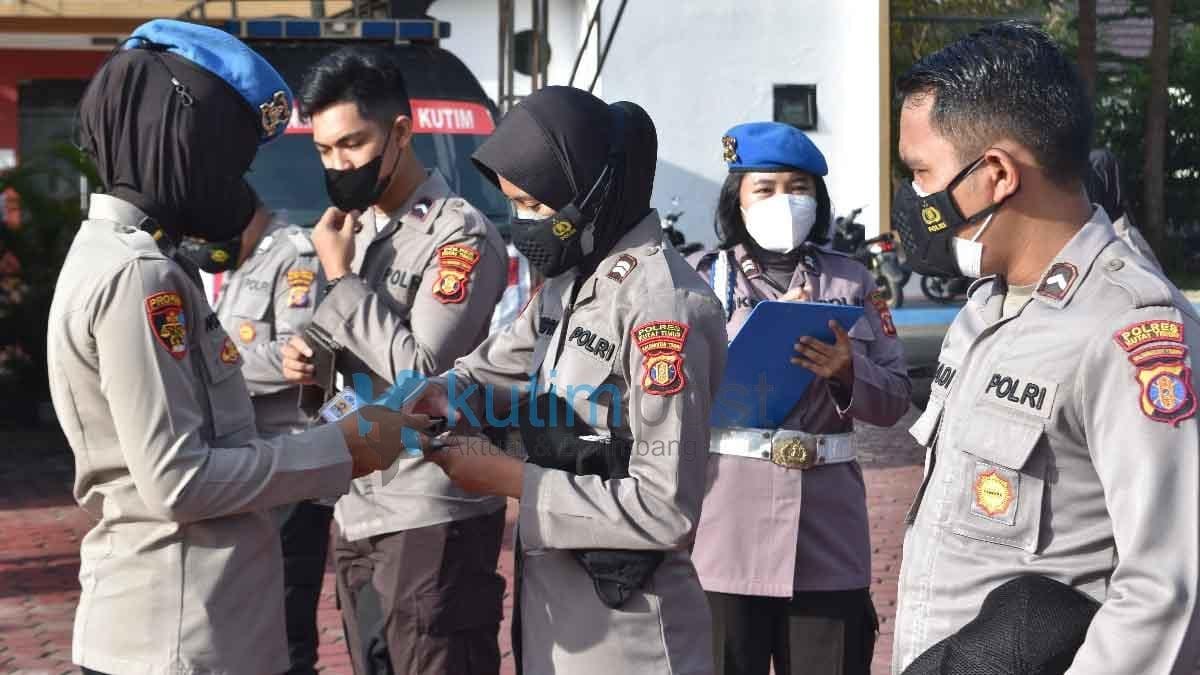 Tegakkan Disiplin, Propam Polres Kutim Rutin Periksa Kelengkapan Identitas Anggota Tegakkan Disiplin, Propam Polres Kutim Rutin Periksa Kelengkapan Identitas Anggota