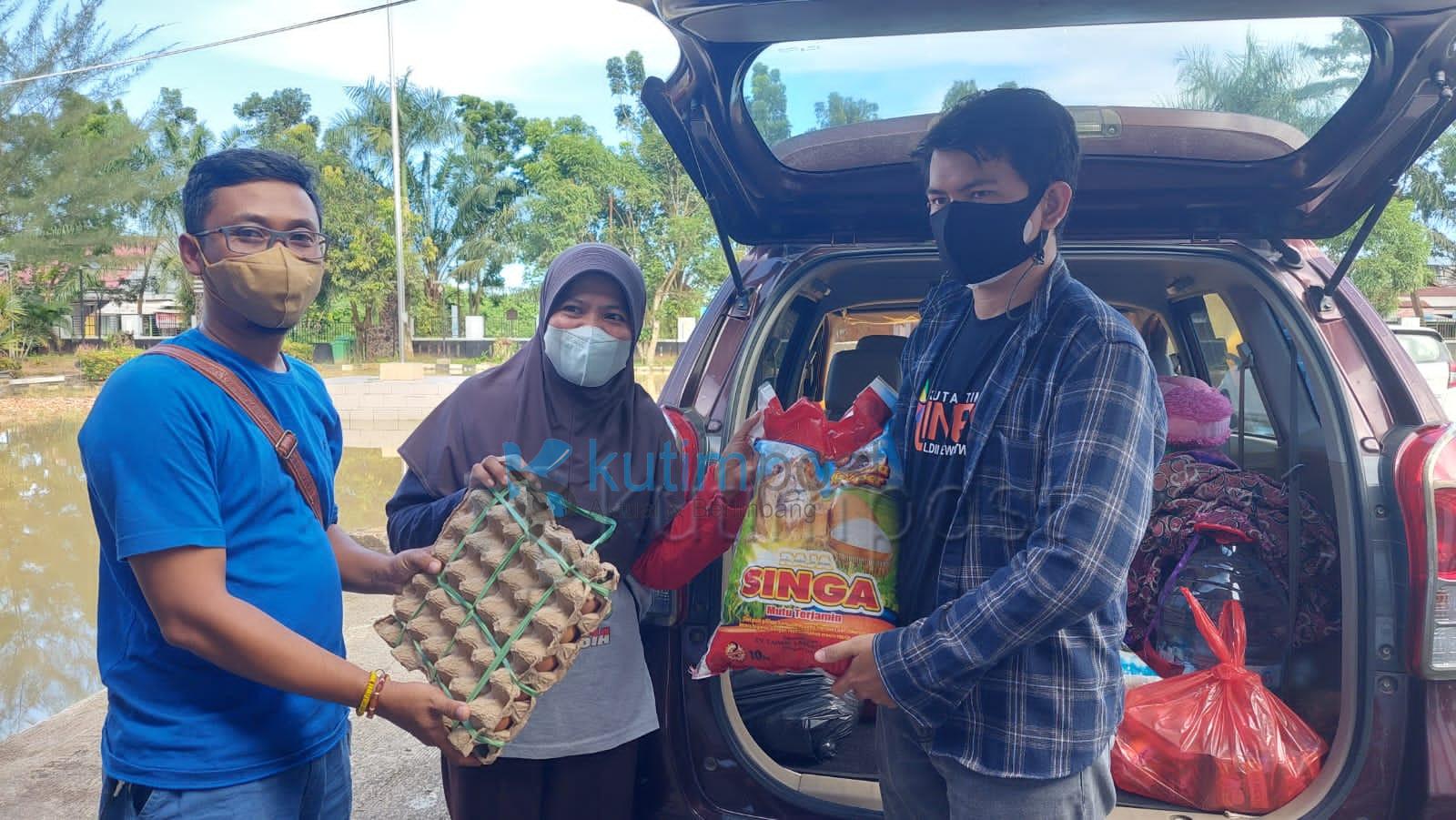 AJKT Salurkan Bantuan Sembako Korban Banjir Sangatta