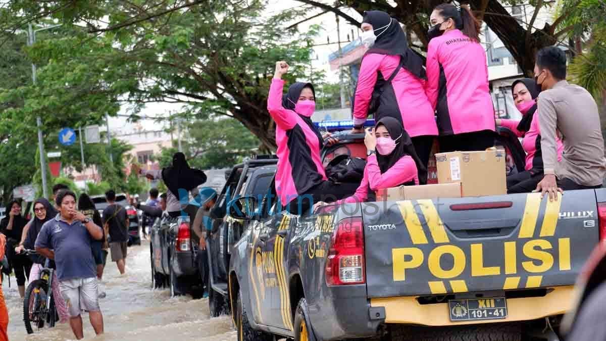 Bhayangkari Polres Kutim Turun Bantu Korban Banjir Bhayangkari Polres Kutim Turun Bantu Korban Banjir