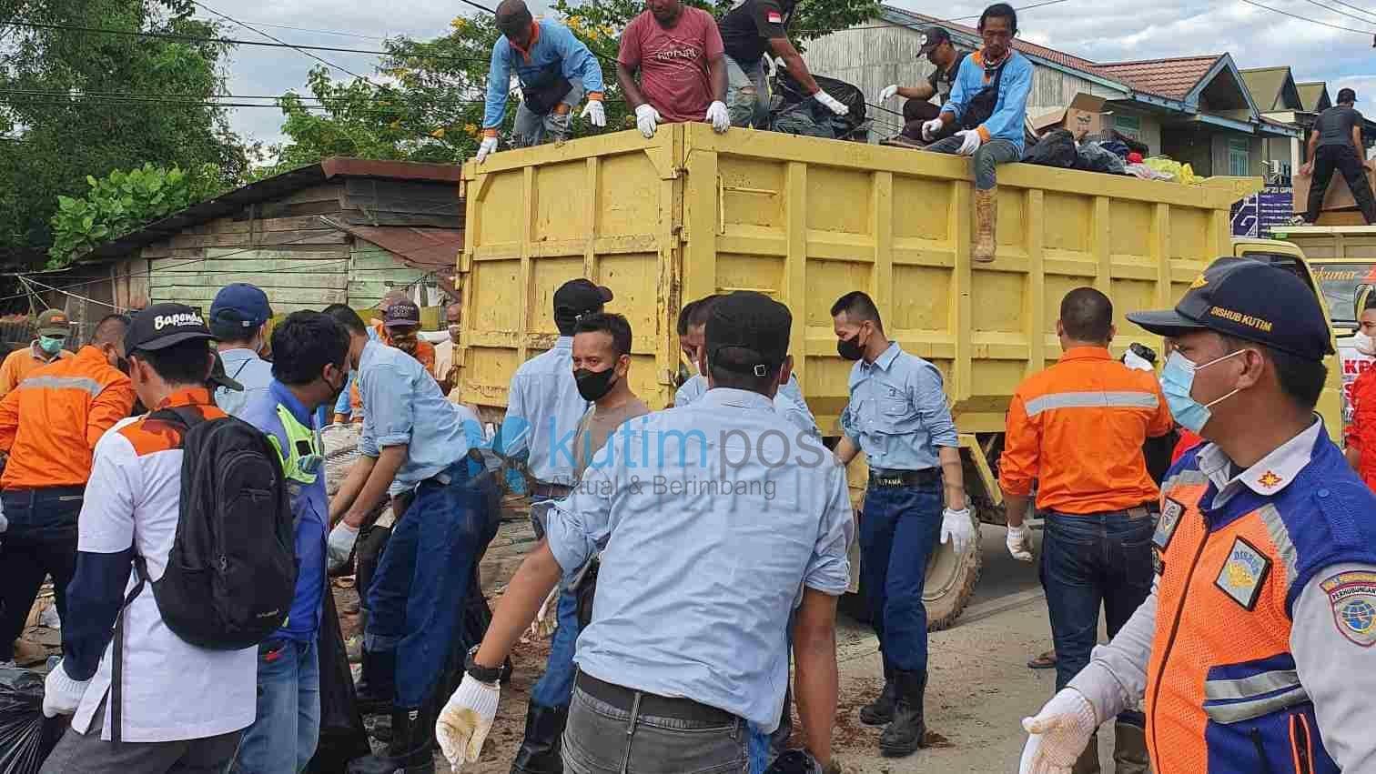 GM ESD KPC Turun Langsung Bersihkan Sampah Pascabanjir, Gunakan 6 Truk
