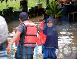 Hari ke-4 Banjir, AJKT Kolaborasi Dengan Kobexindo Salurkan Obat dan Makanan Hari ke-4 Banjir, AJKT Kolaborasi Dengan Kobexindo Salurkan Obat dan Makanan