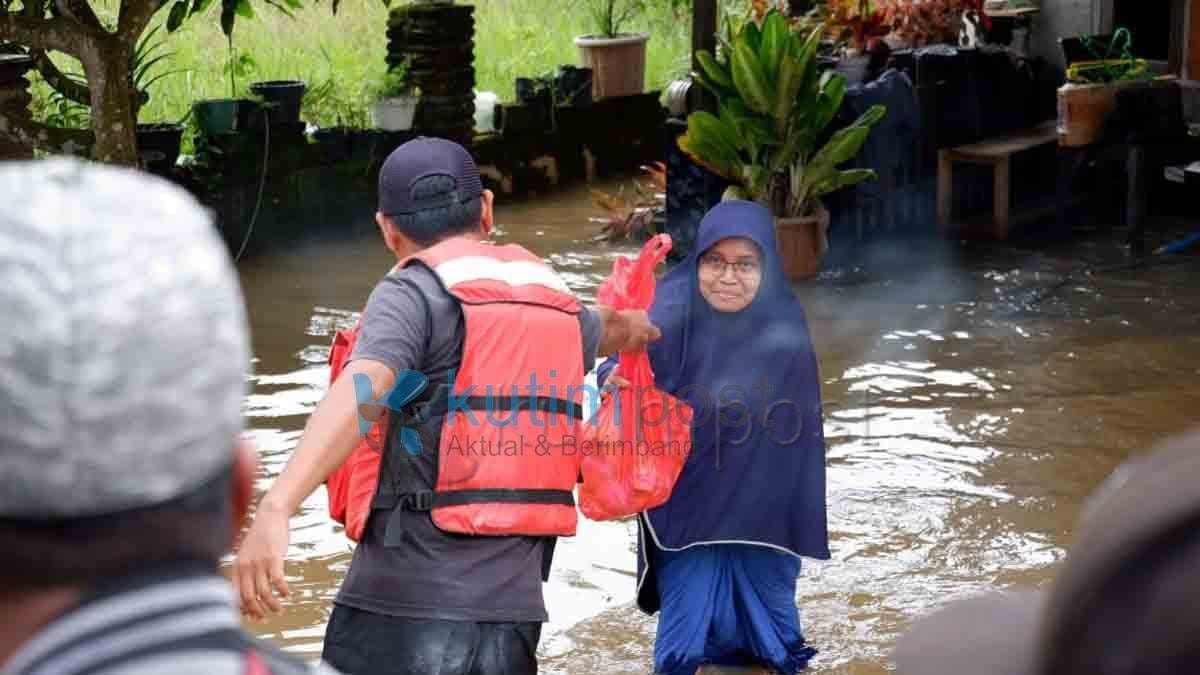 Hari ke-4 Banjir, AJKT Kolaborasi Dengan Kobexindo Salurkan Obat dan Makanan