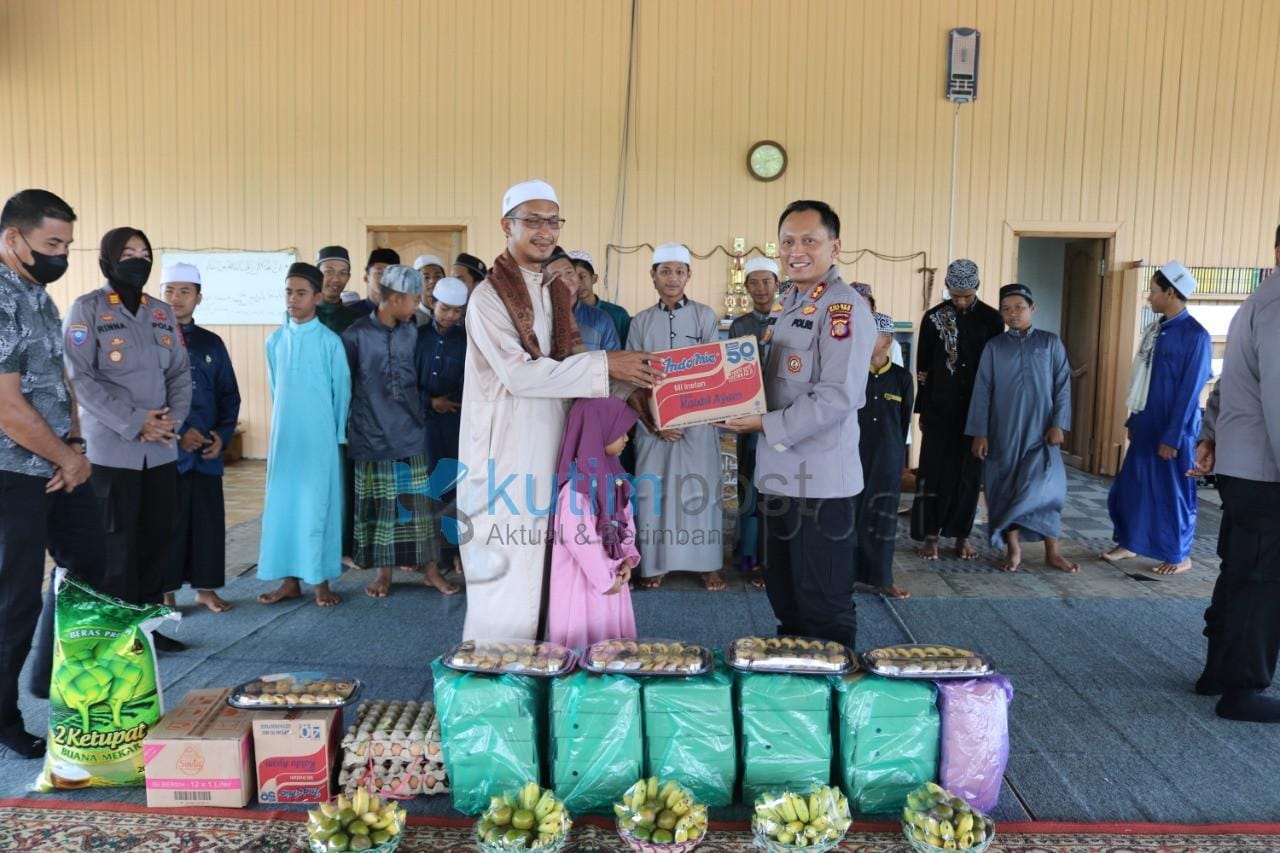 Jumat Berbagi, Kapolres Kutim Silaturahmi Ke Pondok Pesantren Darul Mustofa
