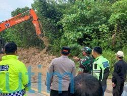 Kapolres Tinjau Langsung Longsor di KM 15 Sangatta-Bontang Kapolres Tinjau Langsung Longsor di KM 15 Sangatta-Bontang