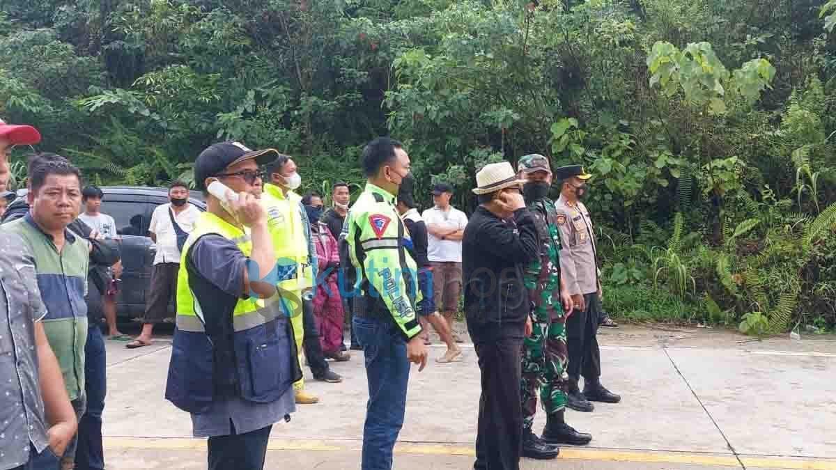 Kapolres Tinjau Langsung Longsor di KM 15 Sangatta-Bontang Kapolres Tinjau Langsung Longsor di KM 15 Sangatta-Bontang