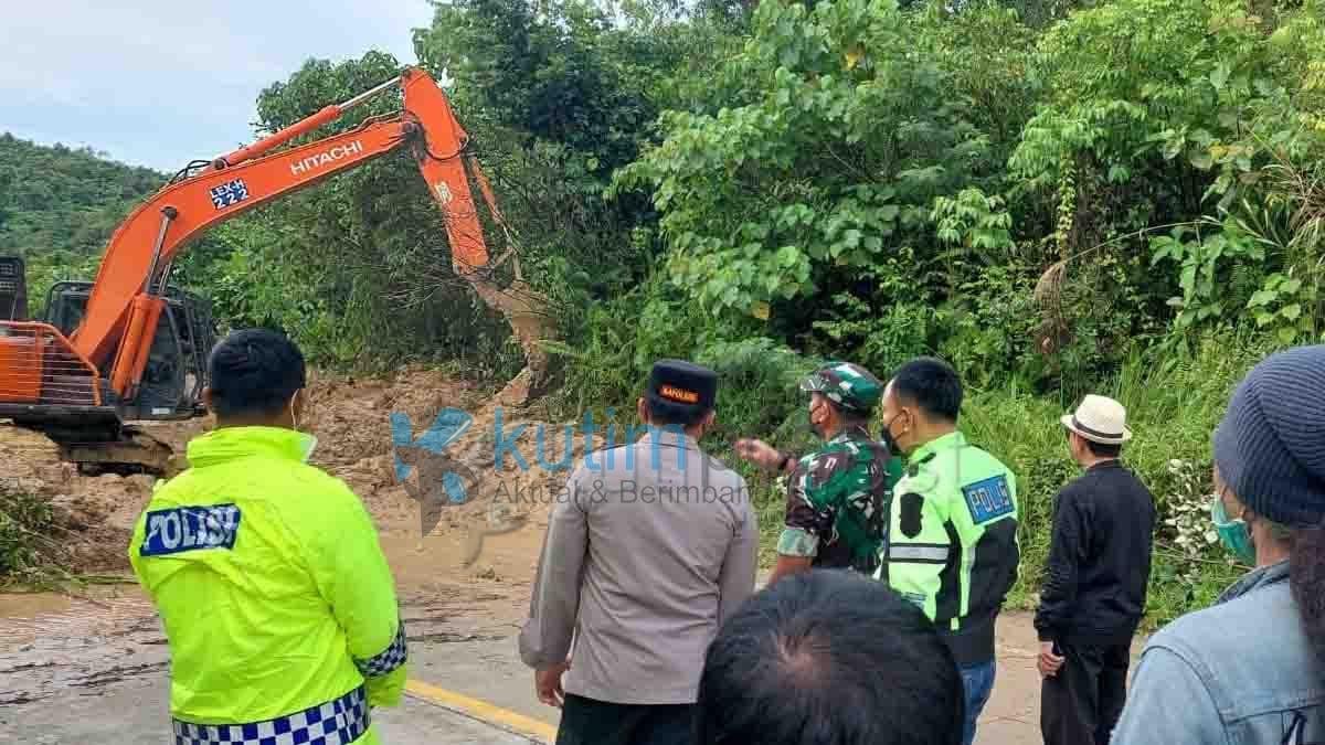 Kapolres Tinjau Langsung Longsor di KM 15 Sangatta-Bontang Kapolres Tinjau Langsung Longsor di KM 15 Sangatta-Bontang