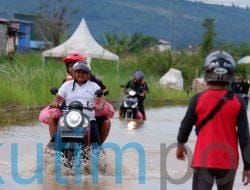 Menerjang Air, Relawan Terus Berikan Bantuan Korban Banjir Menerjang Air, Relawan Terus Berikan Bantuan Korban Banjir