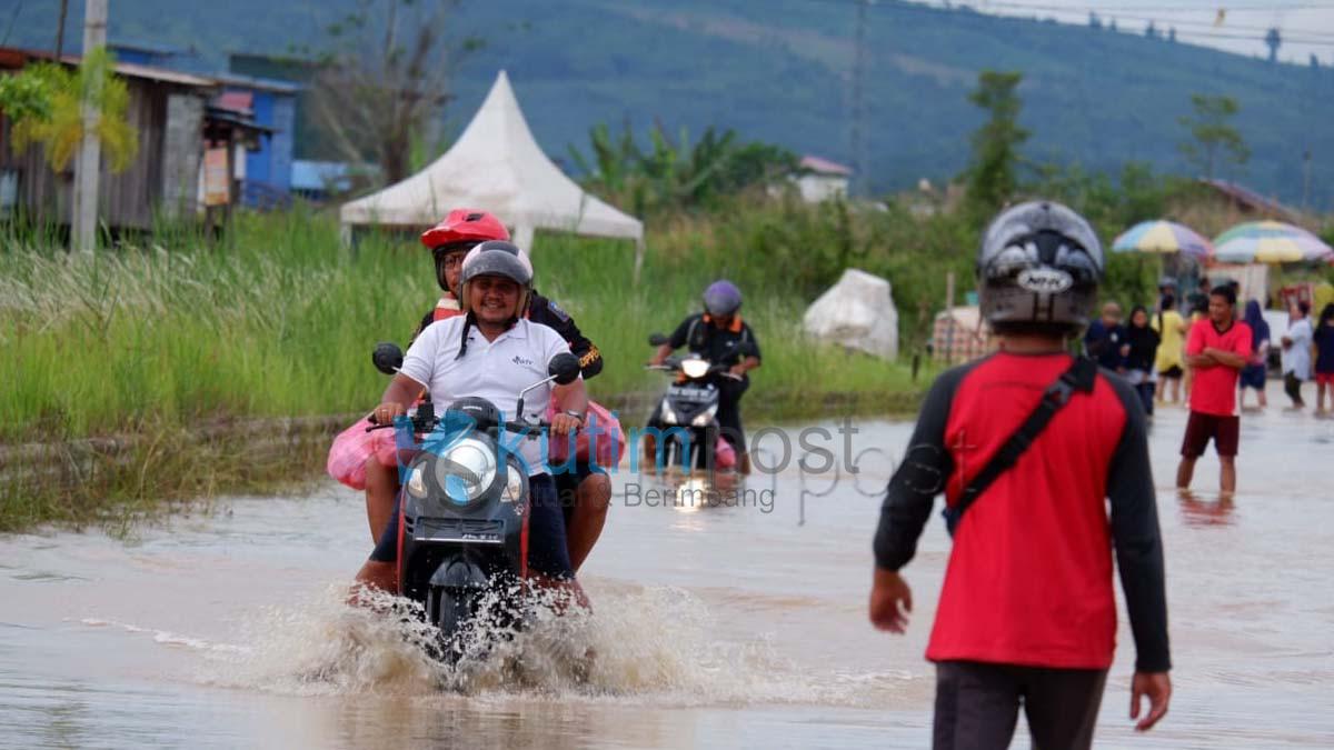 Menerjang Air, Relawan Terus Berikan Bantuan Korban Banjir