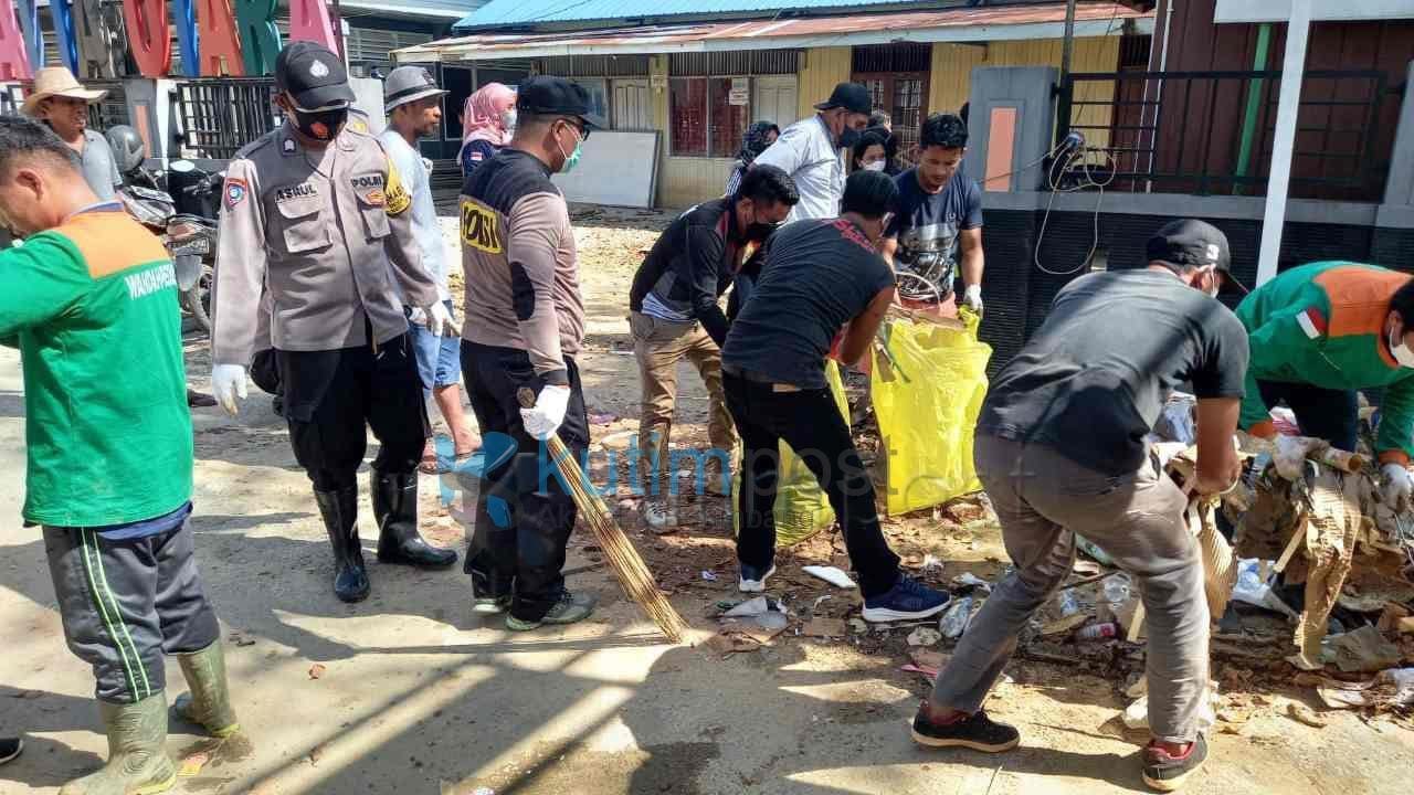 Tim Tanggap Bencana Polres Kutim Bekerja Sama DLH Bersihkan Sampah Pascabanjir Tim Tanggap Bencana Polres Kutim Bekerja Sama DLH Bersihkan Sampah Pascabanjir