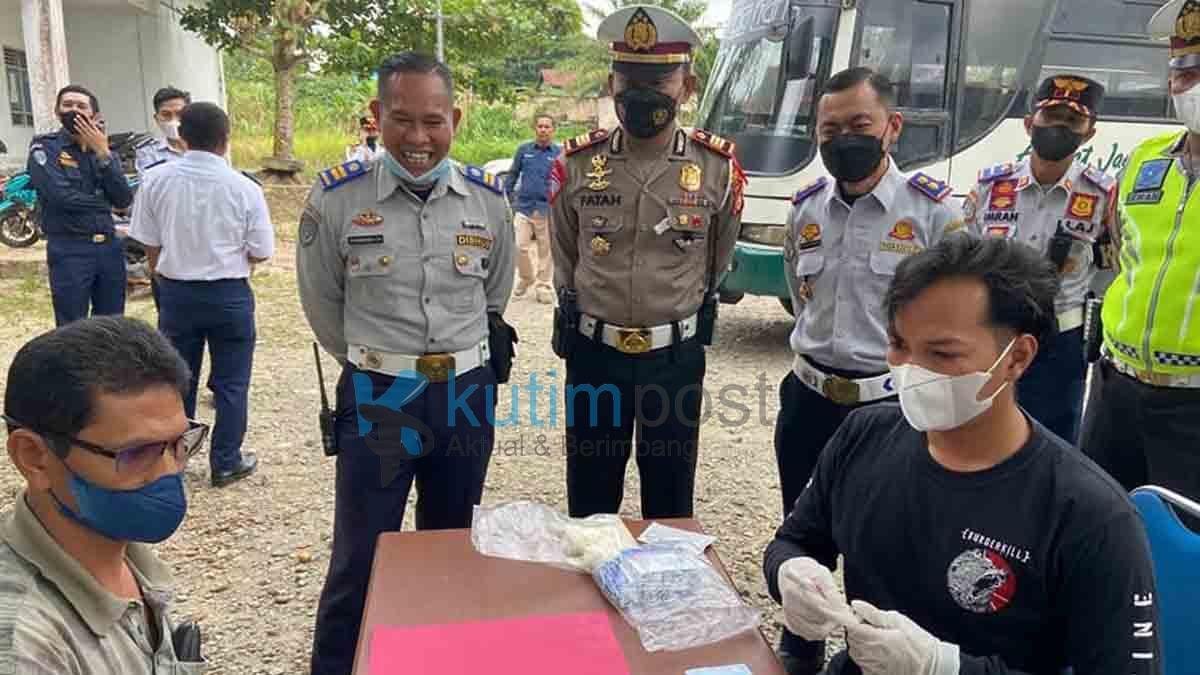 Cegah Lakalantas, Polres Kutim Lakukan Tes Urine Supir AKAP Cegah Lakalantas, Polres Kutim Lakukan Tes Urine Supir AKAP