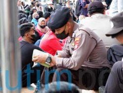 Ditengah demo, anggota Polres Kutim Bripka Irantau luangkan waktu baca Al-Quran Ditengah Demo, Anggota Polres Kutim Bripka Irantau Luangkan Waktu Baca Al-Quran