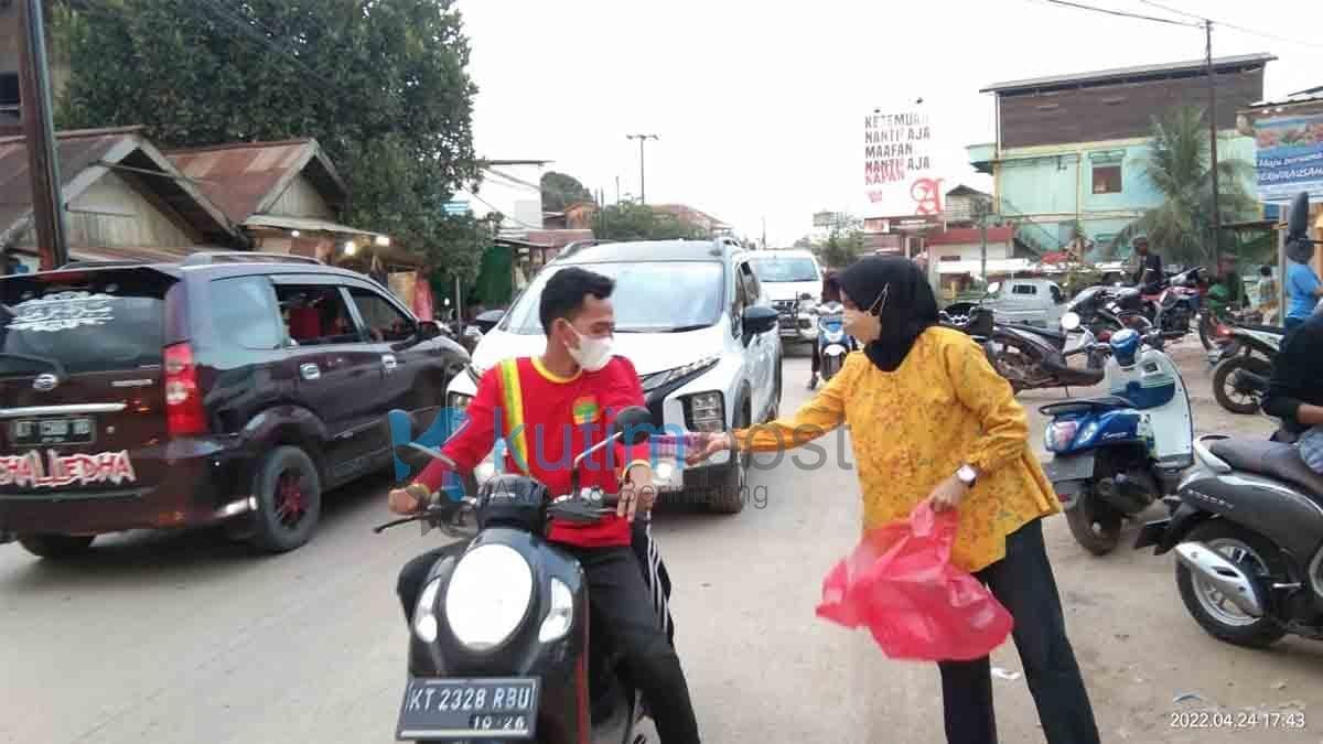 Ketua PTK Partai Golkar Bengalon Tebar Kebaikan Dengan Berbagi Takjil